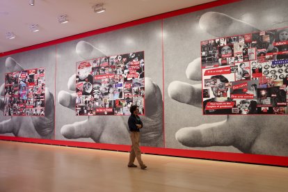 GRAFCAV9138. BILBAO, 23/06/2025.- Varias obras en el Museo Guggenheim Bilbao, que este lunes presenta la exposición 'Barbara Kruger: Another day. Another night', la primera panorámica de la artista conceptual estadounidense en España, que reúne más de cuatro décadas de trabajo muy arraigado en la comunicación de masas y el comentario cultural, evolucionando en la era digital. EFE/Luis Tejido