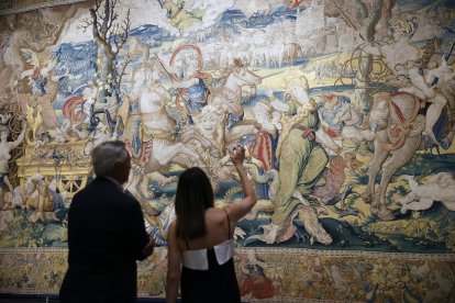 Vista de alguno de los tapices que forman parte de la exposición de tapices 'Iconografía del mal. Los tapices de los pecados capitales' en la galería de las Colecciones Reales en Madrid este martes.