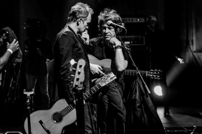 Dominic Miller, junto a Sting, durante una de sus actuaciones en directo.