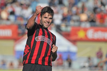Un sonriente Fran Carbia levanta el brazo para celebrar un gol.
