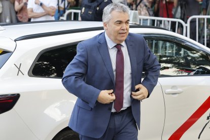 El ex secretario de organización del PSOE Santos Cerdán a su llegada antes de comparecer este lunes por primera vez como investigado ante el juez del Tribunal Supremo Leopoldo Puente, tras el informe de la UCO que lo vincula con el presunto cobro de mordidas por la adjudicación irregular de obras
