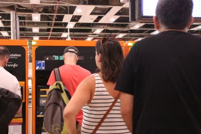Colas para adquirir billetes de Rodalies en las máquinas expendedoras de la estación de Sants
