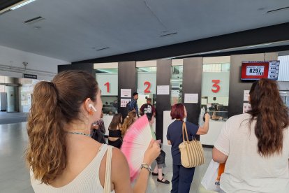 La estación de autobuses también es refugio, pero con el calor cuesta creerlo.