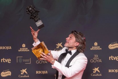 Salva Reina con el Goya que ganó en la última edición.