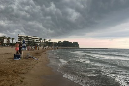 Las nubes de tormenta que iban de tierra a mar. Esta es la imagen desde la playa del Prat d'en Forès de Cambrils.