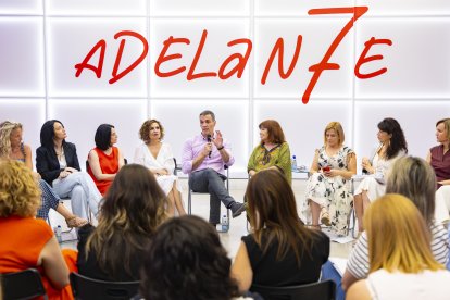 Sánchez junto a las portavoces de Igualdad del PSOE