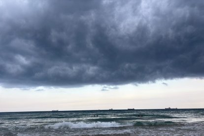 Imagen de una tormenta en el litoral de Tarragona