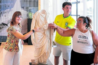 Algunos de los alumnos con una de las piezas estudiadas, la escultura del Togado Joven.