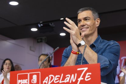 El secretario general del PSOE y presidente del Gobierno, Pedro Sánchez (i), durante el Comité Federal del partido este sábado, en la sede del partido en la madrileña calle de Ferraz
