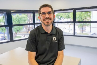 Carles Basells, CEO y fundador de Merops 360, mostrando una de sus propuestas, durante su entrevista en el ‘Diari’