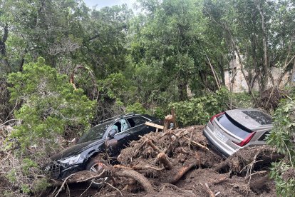Fotografía de los escombros ocasionados debido a las inundaciones este sábado, en el área de Kerrville, Texas