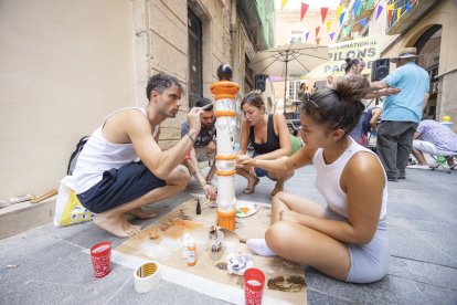 La calle Comte de Tarragona, conocida como Pilons Street, ha renovado su 'look' este fin de semana tras una nueva edición de la Pilons Parade