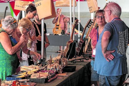 El públic assistent a Mestràlia s’interessa pels instruments i objectes musicals més diversos