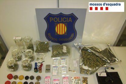 Material decomissat pels Mossos en el registre.