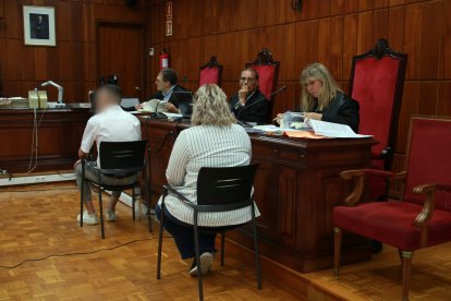 Imagen de los padres del menor maltratado en Montblanc durante el juicio