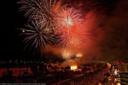 El castillo de fuegos del domingo día 15 cerrará la edición 2021 de las Nits Daurades de Salou.
Castell de focs d'artifici. Festes de Les Nits Daurades. Salou, Tarragons, Tarragona