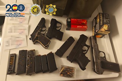 Imagen de las armas decomisadas por la Policía Nacional a la organización criminal