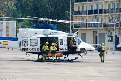 Imagen de uno de los helicópteros desplazados por el Gobierno de España al incendio del Baix Ebre