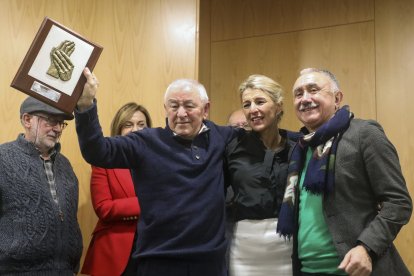 Imagen de archivo del padre de la vicepresidenta segunda del Gobierno, Suso Díaz (i), acompañado por su hija y por el secretario general de UGT, Pepe Álvarez.