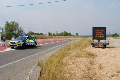 Imagen de uno de los controles de los Mossos para cortar las carreteras afectadas por el incendio en el Baix Ebre