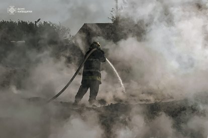 Apagan las llamas de un incendio provocado por el gran ataque.