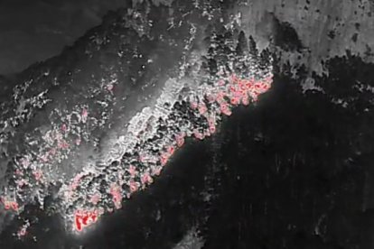 Los drones con cámara térmica han permitido seguir el avance del incendio durante la noche