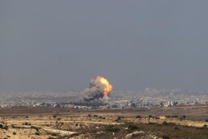 Humo se eleva tras un bombardeo aéreo israelí en el norte de la Franja de Gaza, cerca de Beit Hanoun, visto desde el lado israelí de la frontera, el 10 de julio de 2025.