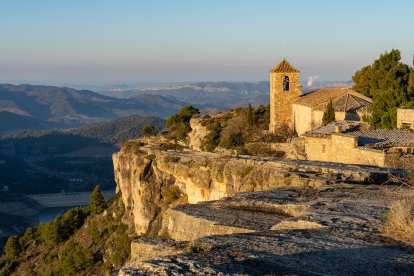 La iglesia de Santa María de Siurana y el risco.