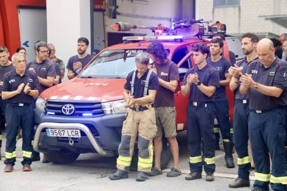 Minuto de silencio en el parque de Granollers por el bombero que perdió la vida en el incendio del Baix Ebre, con miembros del parque aplaudiendo frente al vehículo que utilizó para el desplazamiento