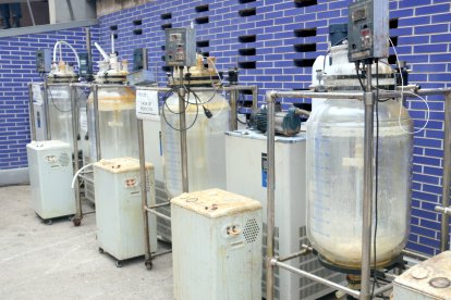 Diversos de los depósitos para fabricar MDMA en un laboratorio de Amposta