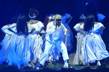 El cantante puertorriqueño Bad Bunny se presenta durante el primero de sus 30 conciertos este viernes, en el Coliseo de Puerto Rico en San Juan (Puerto Rico).
