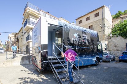 La banca móvil de CaixaBank a su paso por la localidad de Colldejou