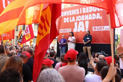 Belén López i Camil Ros, en una concentració davant de Foment del Treball per reclamar la reducció de jornada i el desbloqueig de la negociació de convenis col·lectius.