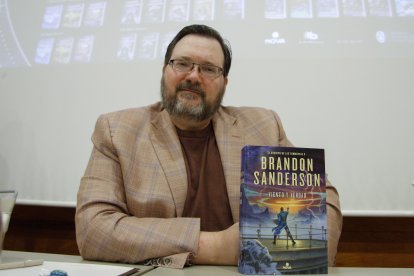 El escritor estadounidense Brandon Sanderson en Avilés.