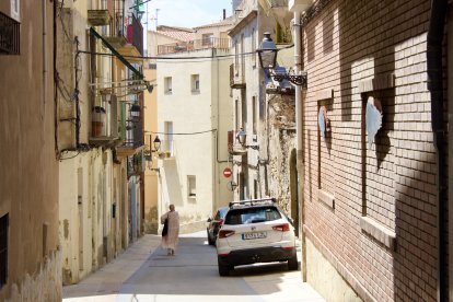 Un carrer del nucli antic de Flix, a la Ribera d'Ebre.
