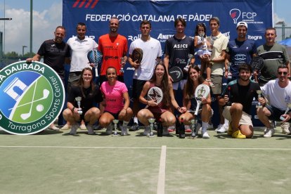 Los participantes del torneo con los trofeos conseguidos