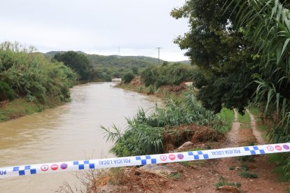 Una cinta de la Policía Local de Cubelles prohíbe el paso en un camino junto al río Foix