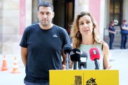 La diputada de la CUP en el Parlament, Laia Estrada, y el miembro del Secretariado Nacional, Berant Lavaquiol, en rueda de prensa frente al Parlament