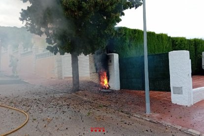Imagen del incendio en el cuadro eléctrico de una vivienda de Coma-ruga