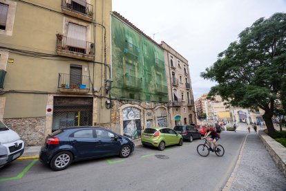 El edificio está protegido con una malla por el riesgo de desprendimientos