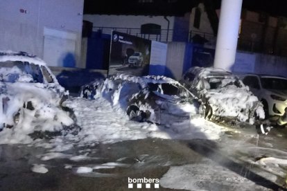 Imagen de los tres vehículos calcinados en Tarragona
