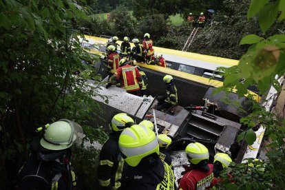 Imagen de los servicios de emergencia junto al tren descarrilado