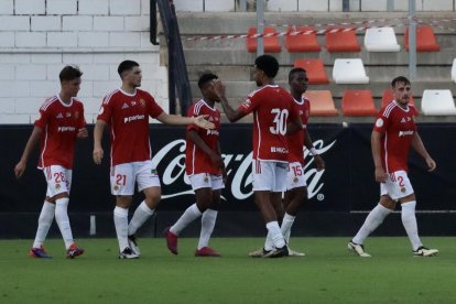 Los jugadores granas celebran el gol de Enric Pujol.