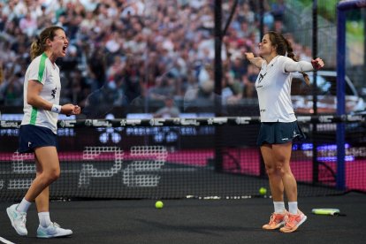 Ari Sánchez y Paula Josemaría, celebrando su título en Bruselas.
