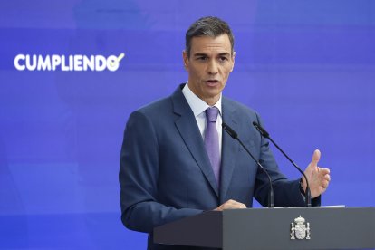 El presidente del Gobierno, Pedro Sánchez durante una rueda de prensa este lunes en el Palacio de la Moncloa en la que ha hecho balance de los últimos seis meses de mandato antes de las vacaciones.