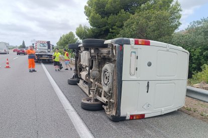 Vuelca una furgoneta en la AP-7 en Roda de Berà.