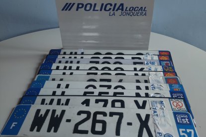 La picaresca de los delincuentes fronterizos: poner matrículas provisionales francesas para ocultar coches buscados por la policía.