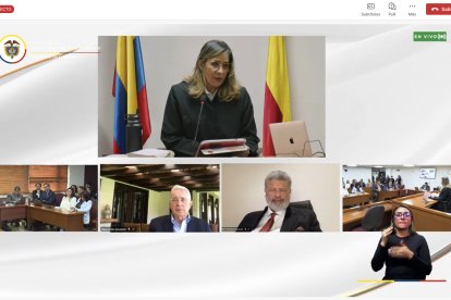 Captura de video del Complejo Judicial de Paloquemao en olombia que muestra a la jueza, Sandra Heredia (arriba), al abogado Jaime Granados (2d-abajo) y al expresidente colombiano Álvaro Uribe (2i-abajo), durante una audiencia que se realiza este lunes, en Bogotá (Colombia). Heredia aseguró que la Justicia "no se arrodilla ante el poder" al comenzar la lectura del fallo que declarará culpable o inocente al expresidente colombiano Álvaro Uribe, en el caso más mediático que ha enfrentado el país