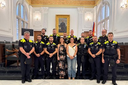 Els 11 agents nous, al costat de Sandra Guaita i Dolors Vázquez.