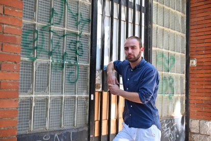 L’historiador i arqueòleg reusenc Joan Olivella, a una de les entrades de l’antiga fàbrica tèxtil Pich Aguilera.